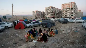 Varios edificios se han hundido en zonas rurales de Irán a causa del terremoto Varios edificios se han hundido en zonas rurales de Irán a causa del terremoto