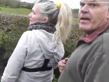 Un cazador de zorro agrede a una activista en Reino Unido Un cazador de zorro agrede a una activista en Reino Unido