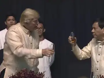 La Policía usa cañones de agua para dispersar a los concentrados en una manifestación contra Trump en Manila La Policía usa cañones de agua para dispersar a los concentrados en una manifestación contra Trump en Manila