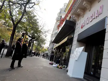 Minuto de silencio frente a la sala Bataclan Minuto de silencio frente a la sala Bataclan