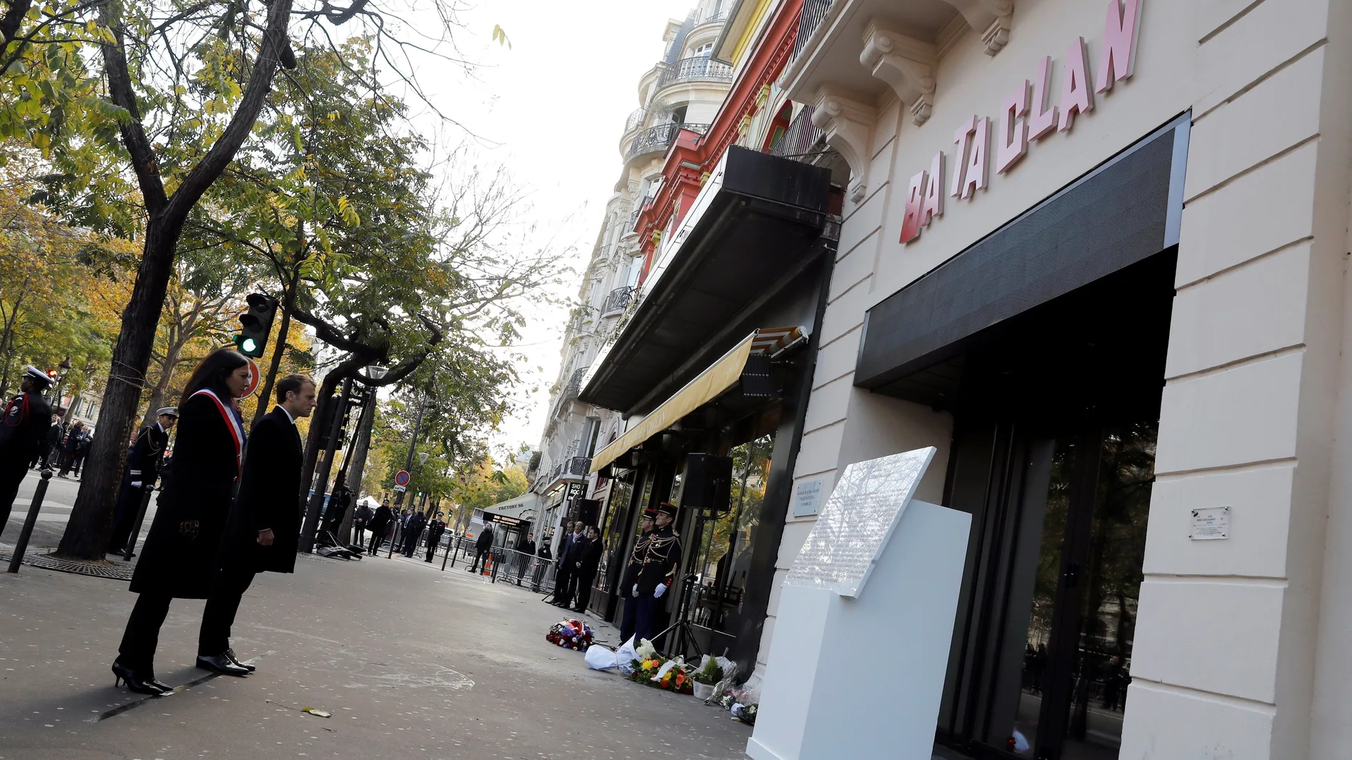 Minuto de silencio frente a la sala Bataclan Minuto de silencio frente a la sala Bataclan