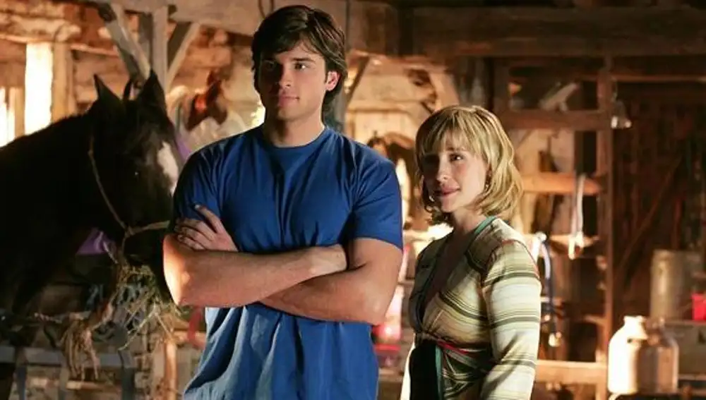 Allison Mack junto al protagonista de 'Smallville'
