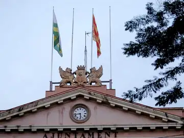 Fachada del Ayuntamiento de Sabadell, donde faltan la bandera de España y de la UE Fachada del Ayuntamiento de Sabadell, donde faltan la bandera de España y de la UE