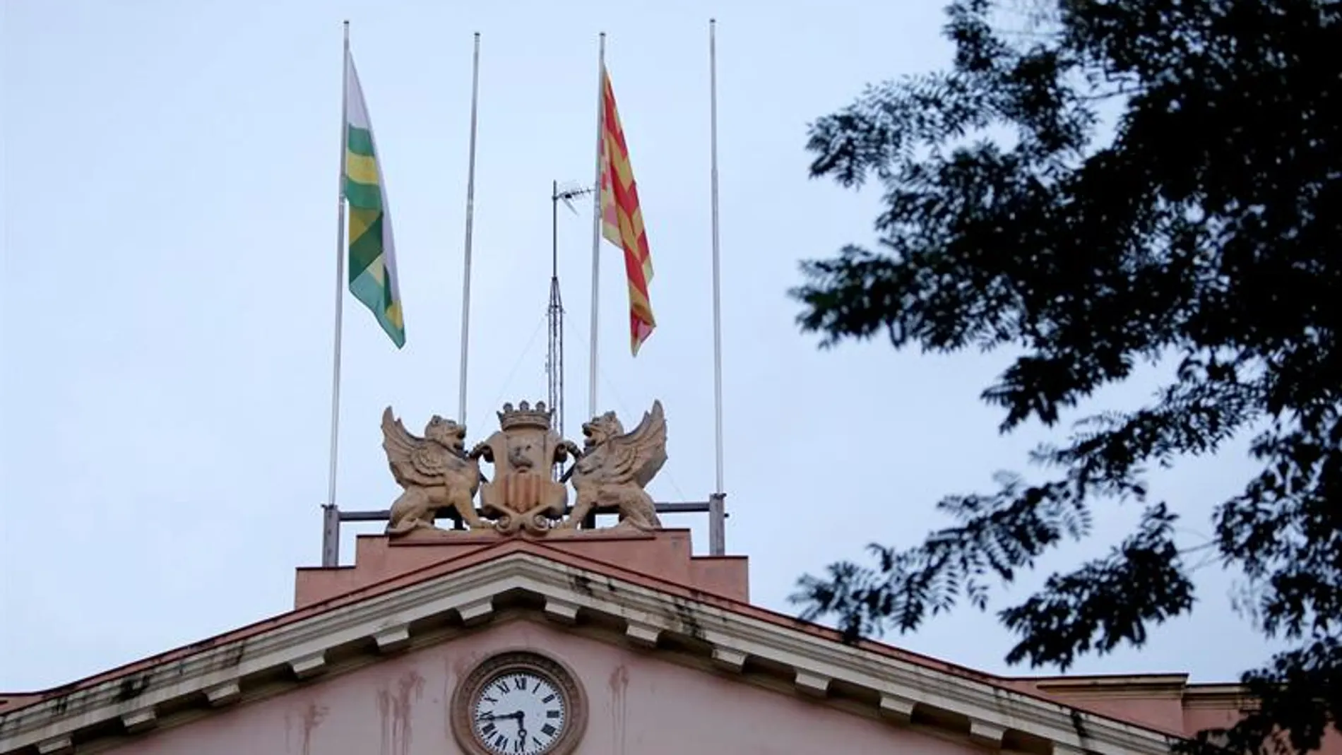 Fachada del Ayuntamiento de Sabadell, donde faltan la bandera de España y de la UE Fachada del Ayuntamiento de Sabadell, donde faltan la bandera de España y de la UE