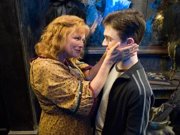 Molly Weasley y Harry Potter Molly Weasley y Harry Potter