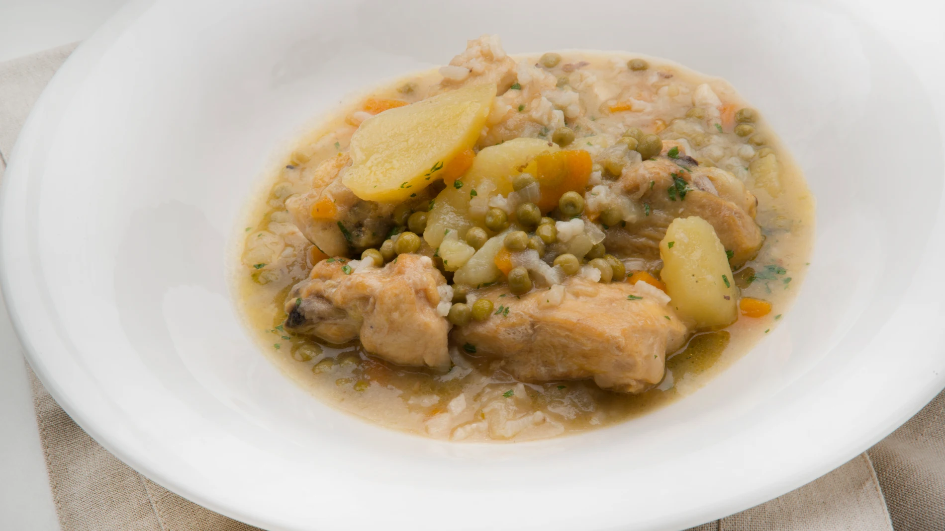 Guiso de pollo con patatas y arroz