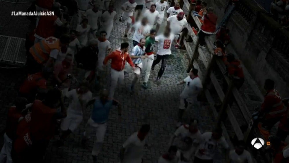 A la caza de 'La Manada' tras la denuncia de violación múltiple en San Fermín: los pantalones oscuros los delatan entre la multitud