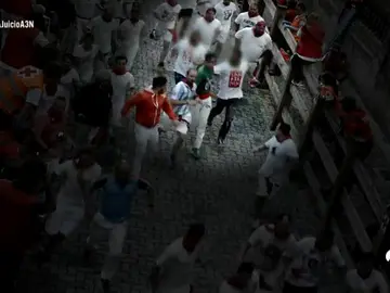 A la caza de 'La Manada' tras la denuncia de violación múltiple en San Fermín: los pantalones oscuros los delatan entre la multitud A la caza de 'La Manada' tras la denuncia de violación múltiple en San Fermín: los pantalones oscuros los delatan entre la multitud