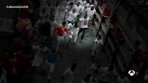 A la caza de 'La Manada' tras la denuncia de violación múltiple en San Fermín: los pantalones oscuros los delatan entre la multitud A la caza de 'La Manada' tras la denuncia de violación múltiple en San Fermín: los pantalones oscuros los delatan entre la multitud