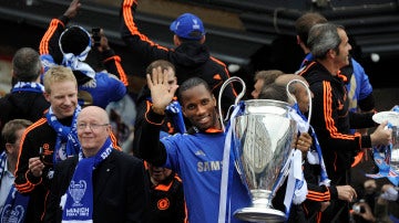 Drogba, con el trofeo de campeón de la Champions