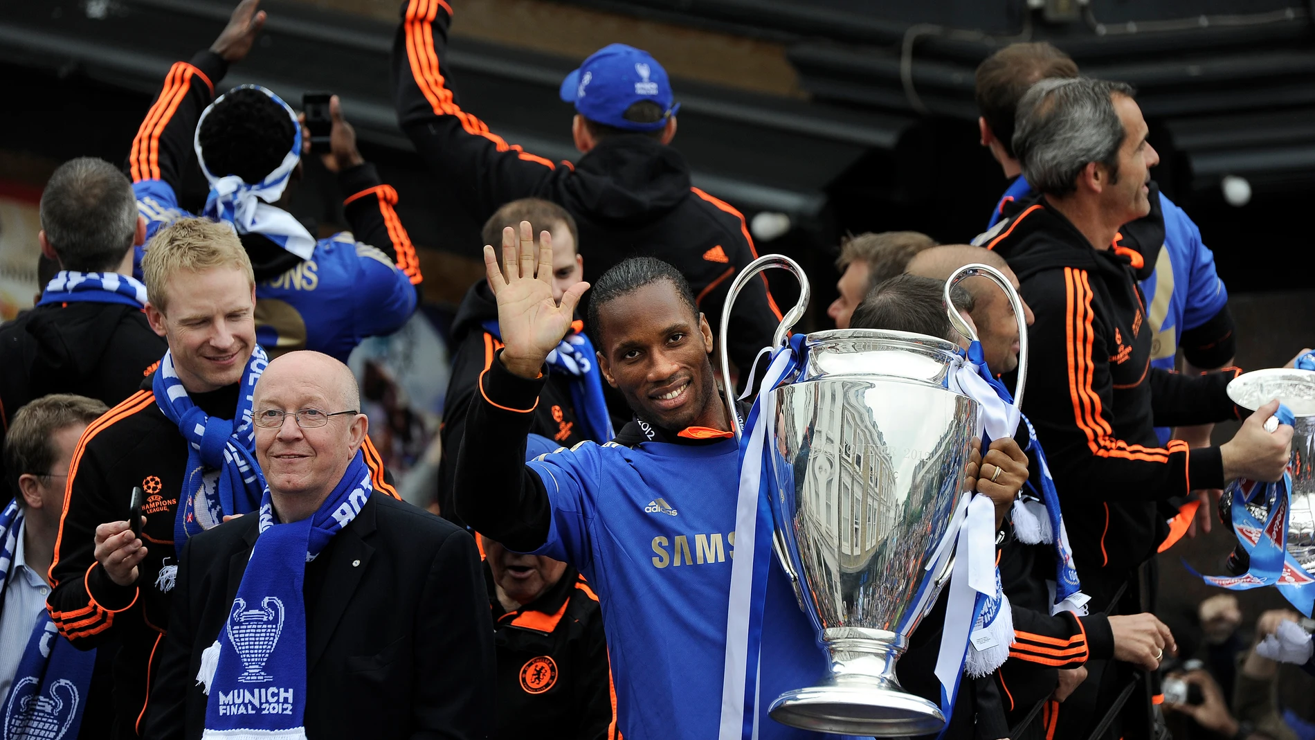 Drogba, con el trofeo de campeón de la Champions Drogba, con el trofeo de campeón de la Champions