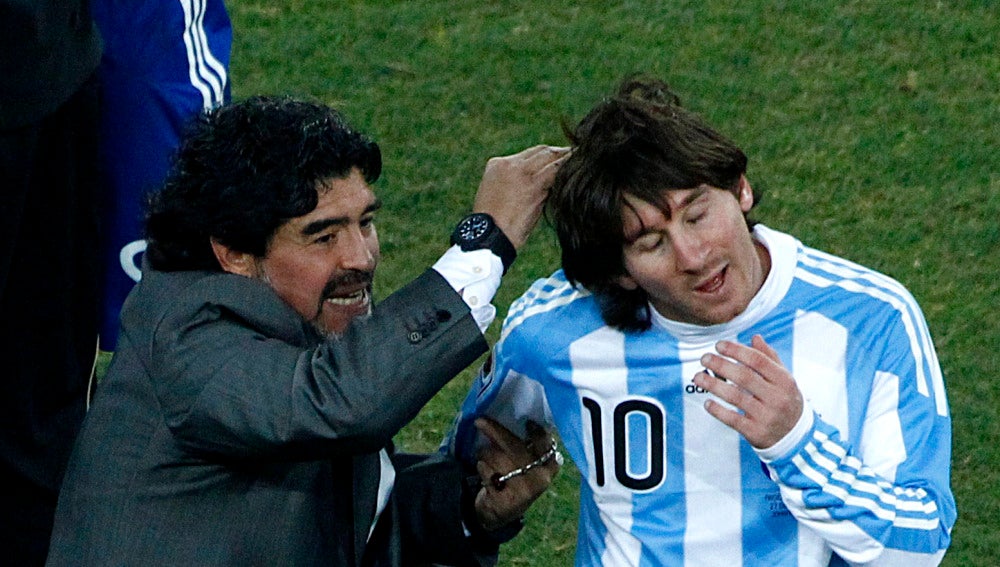 Maradona felicita a Messi tras un partido de Argentina