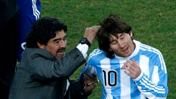 Maradona felicita a Messi tras un partido de Argentina
