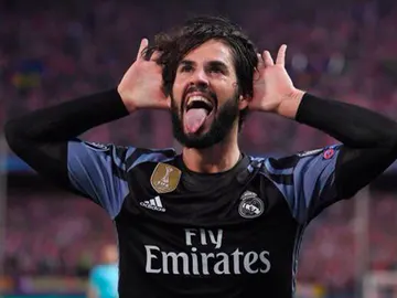 Francisco Alarcón 'Isco' anotó a pase de Benzema el gol que clasificó a los blancos para la final. El malagueño lo celebró sacando la lengua, un gesto que no gustó demasiado a la afición colchonera. Francisco Alarcón 'Isco' anotó a pase de Benzema el gol que clasificó a los blancos para la final. El malagueño lo celebró sacando la lengua, un gesto que no gustó demasiado a la afición colchonera.