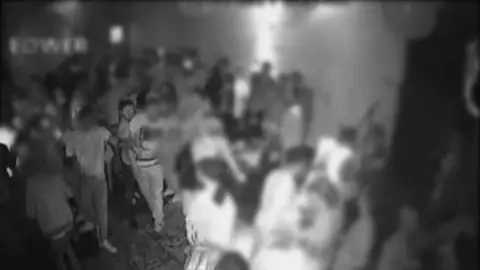 El joven arrojando ácido El joven arrojando ácido