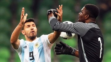Akpeyi intenta atrapar un balón ante la presión de Agüero