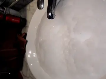 Espuma en lavabo de una vivienda de Miraflores de El Palo Espuma en lavabo de una vivienda de Miraflores de El Palo