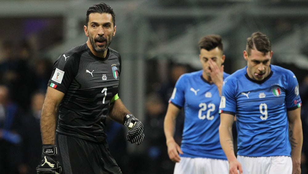 Buffon, cabizbajo tras el empate ante Suecia