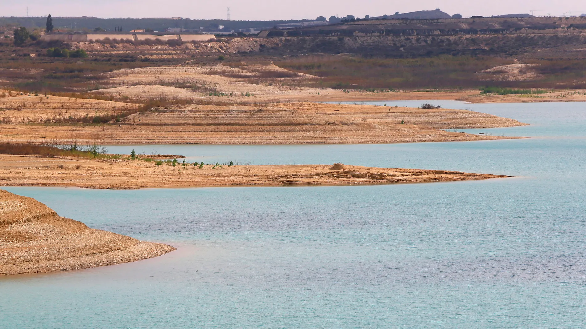 El pantano de La Pedrera, peteneciente a la cuenca hidrográfica del Segura El pantano de La Pedrera, peteneciente a la cuenca hidrográfica del Segura