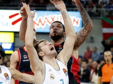 Poirier y Doncic pelean por un rebote