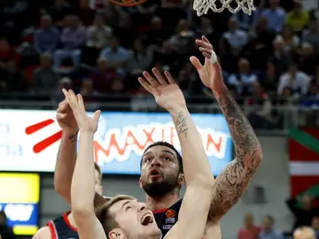 Poirier y Doncic pelean por un rebote Poirier y Doncic pelean por un rebote