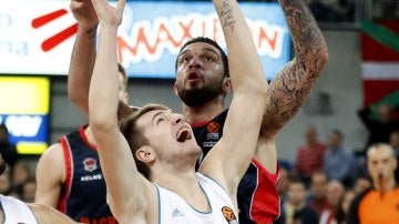 Poirier y Doncic pelean por un rebote