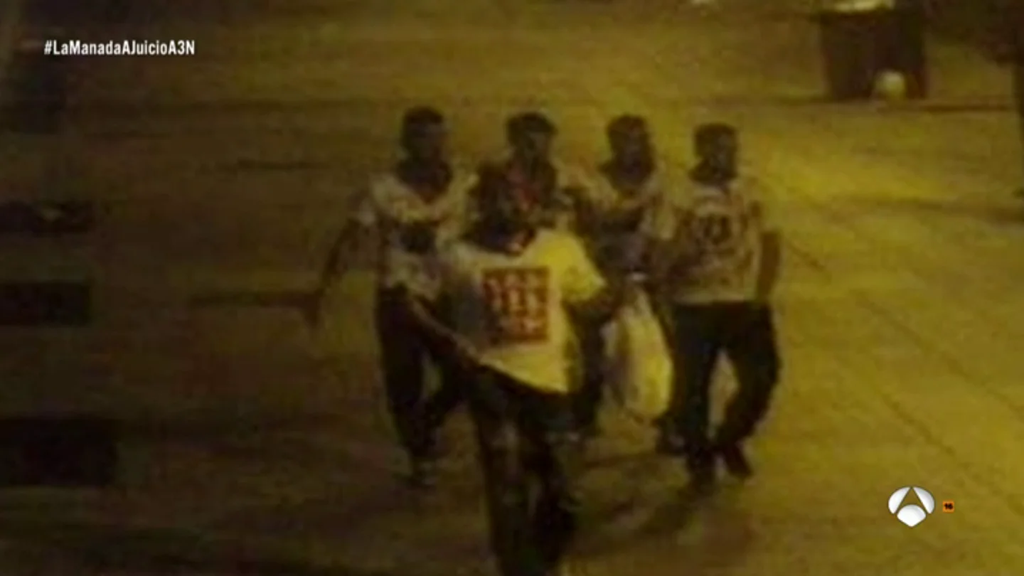 El grupo de 'La Manada' 'La Manada' defiende que les denunciaron falsamente de violación múltiple en San Fermín: "Si la hubiéramos invitado a una cerveza no habría pasado esto"