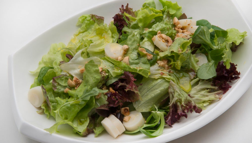 Ensalada de lechugas variadas, palmito y avellanas