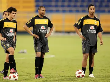 Coutinho, Robinho y Ronaldinho, durante un entrenamiento con Brasil Coutinho, Robinho y Ronaldinho, durante un entrenamiento con Brasil