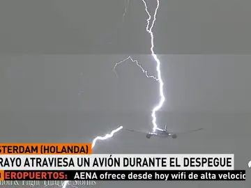 Un rayo atraviesa un avión durante su despegue en Ámsterdam Un rayo atraviesa un avión durante su despegue en Ámsterdam