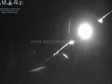Una bola de fuego brillante como una luna llena sobrevuela Cuenca Una bola de fuego brillante como una luna llena sobrevuela Cuenca