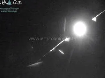 Una bola de fuego brillante como una luna llena sobrevuela Cuenca Una bola de fuego brillante como una luna llena sobrevuela Cuenca