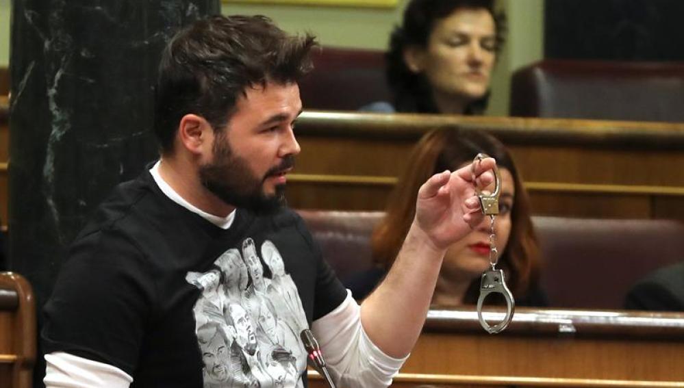 Gabriel Rufián con las esposas en el Congreso