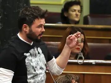 Gabriel Rufián con las esposas en el Congreso Gabriel Rufián con las esposas en el Congreso