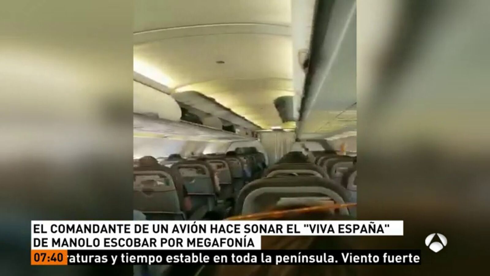 El comandante de un avión hace sonar el 'Viva España' de Manolo Escobar por megafonía