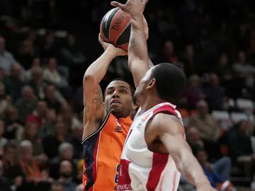 Erick Green lanza a canasta ante la defensa de Goudelock Erick Green lanza a canasta ante la defensa de Goudelock