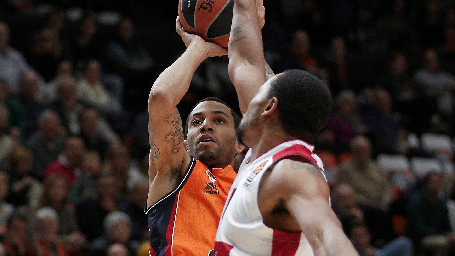 Erick Green lanza a canasta ante la defensa de Goudelock Erick Green lanza a canasta ante la defensa de Goudelock