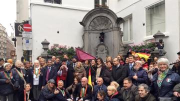 Un grupo de segovianos en Bruselas junto al Manneken Pis
