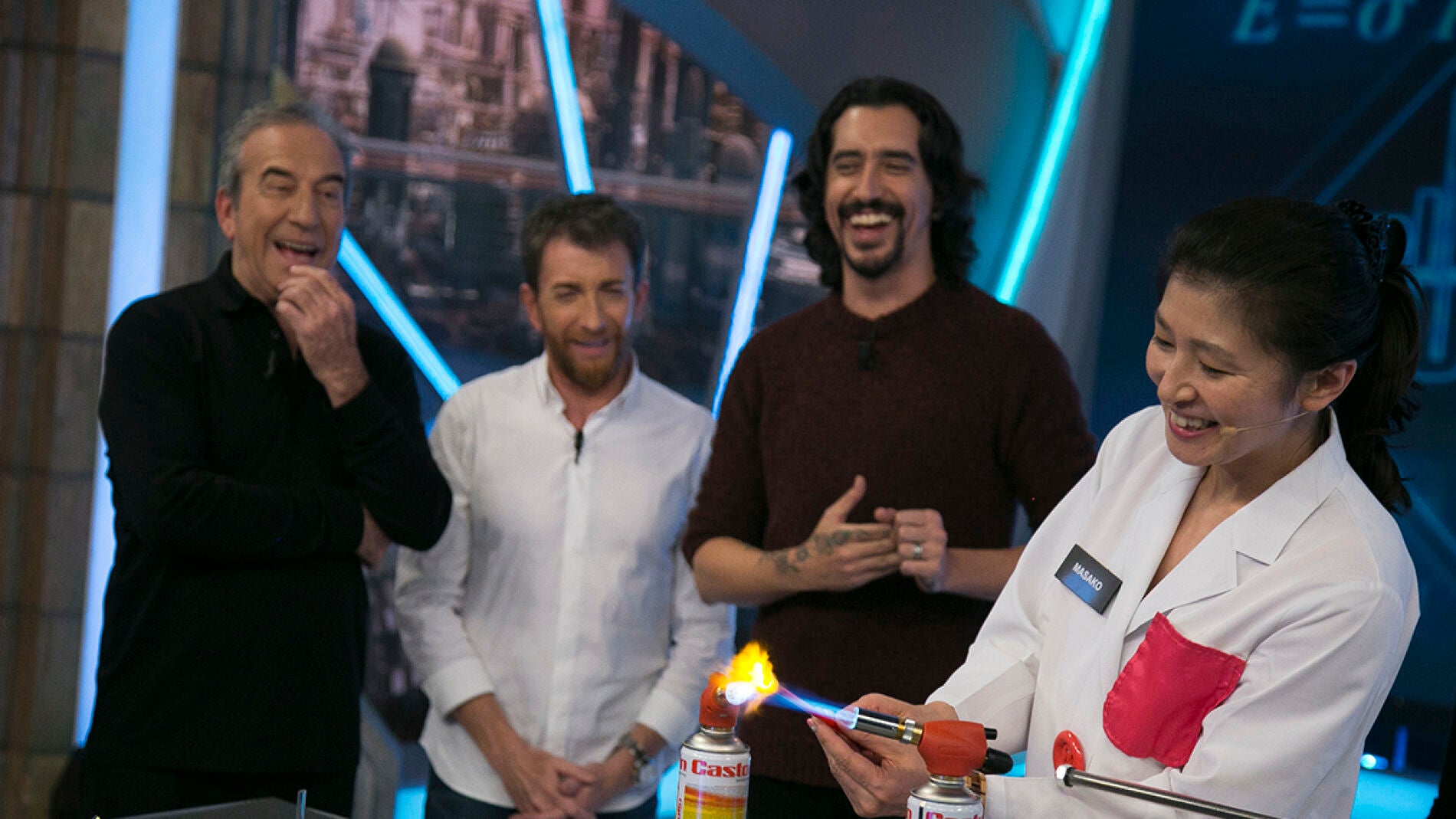 Marron se ayuda de sus 'compinches' japoneses para crear un muelle de vidrio