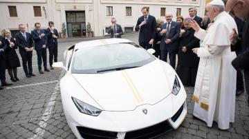 El Papa recibe un Lamborghini valorado en 200.000 euros