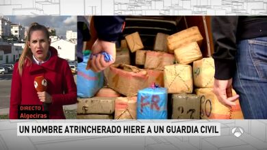 Un hombre atrincherado hiere de un disparo a un guardia civil en Algeciras