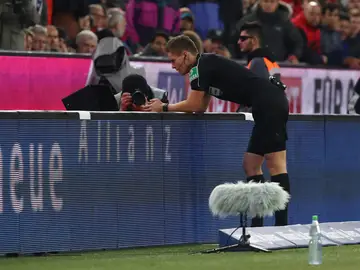 Daniel Siebert utiliza el VAR durante un partido de la Bundesliga Daniel Siebert utiliza el VAR durante un partido de la Bundesliga