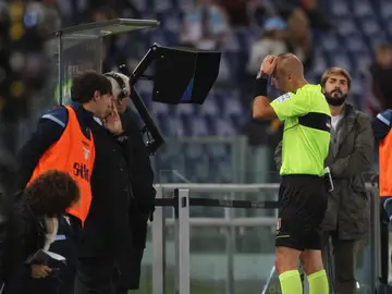 El árbitro revisando la decisión del VAR El árbitro revisando la decisión del VAR