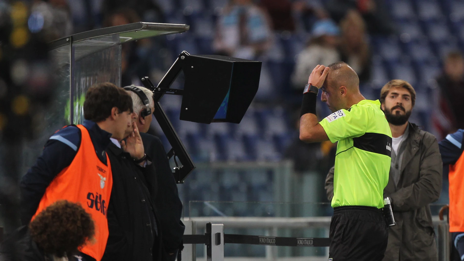 El árbitro revisando la decisión del VAR El árbitro revisando la decisión del VAR