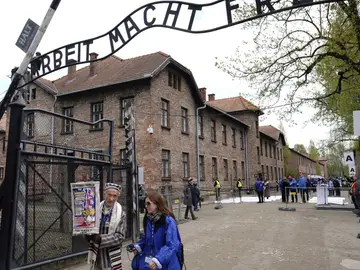 Vista de la entrada al antiguo campo de exterminio nazi de Auschwitz-Birkenau Vista de la entrada al antiguo campo de exterminio nazi de Auschwitz-Birkenau