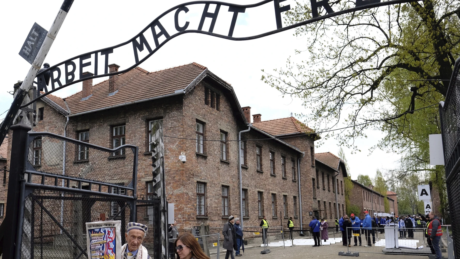 Vista de la entrada al antiguo campo de exterminio nazi de Auschwitz-Birkenau Vista de la entrada al antiguo campo de exterminio nazi de Auschwitz-Birkenau