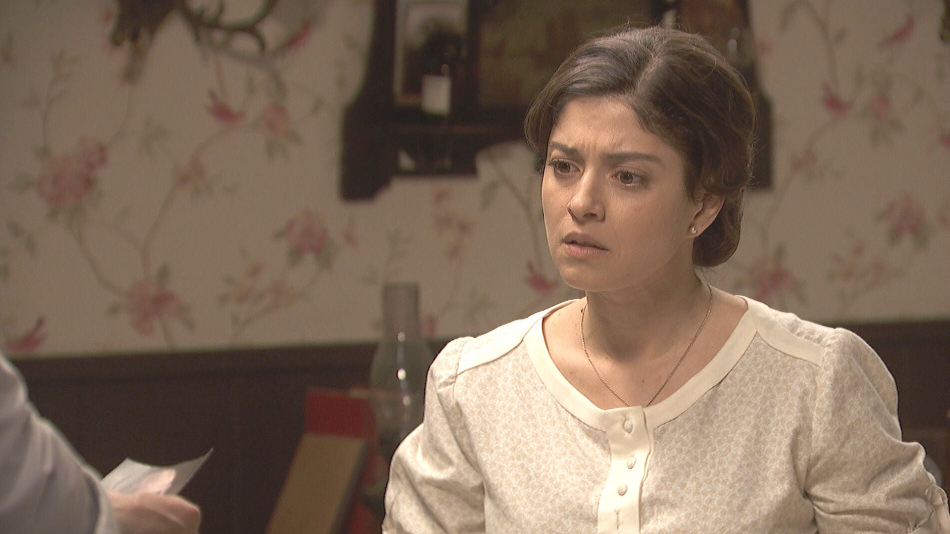 Severo encuentra la foto de un hombre en la habitaci&oacute;n de Venancia