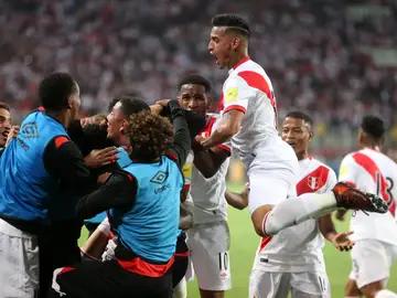 Los jugadores de Perú celebran el segundo gol ante nueva Zelanda Los jugadores de Perú celebran el segundo gol ante nueva Zelanda