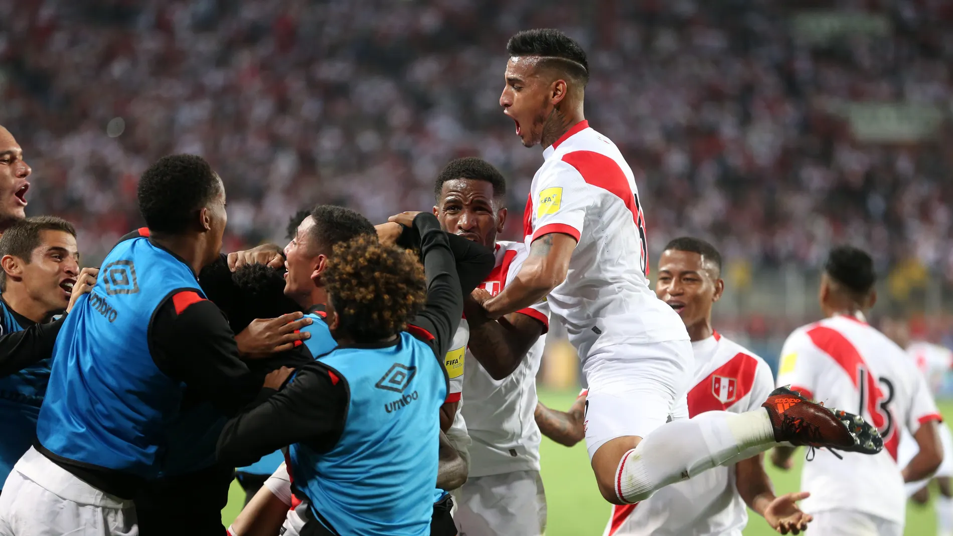 Los jugadores de Perú celebran el segundo gol ante nueva Zelanda Los jugadores de Perú celebran el segundo gol ante nueva Zelanda