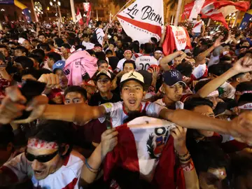 Miles de peruanos celebran en Lima la clasificación para el Mundial Miles de peruanos celebran en Lima la clasificación para el Mundial